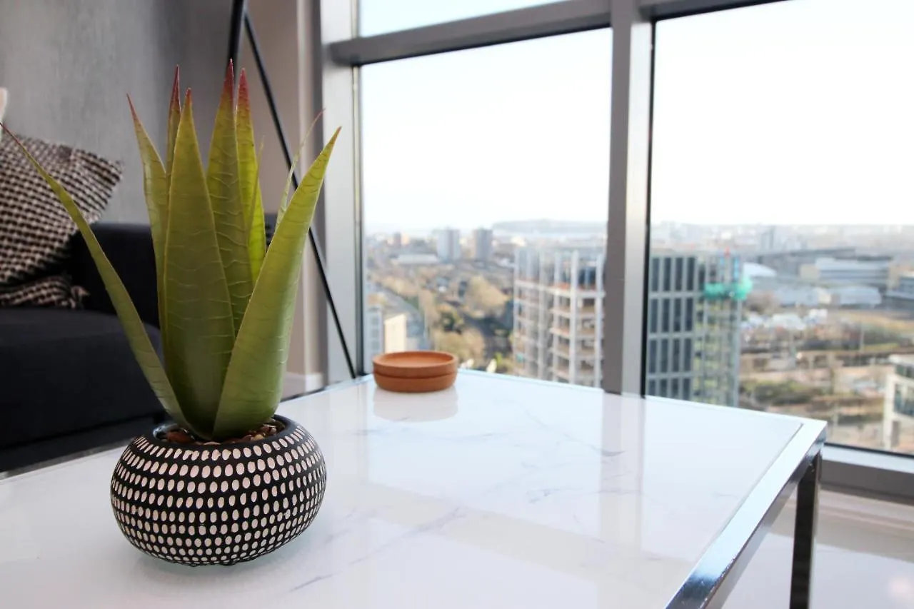 The Skyline - Luxury City Centre Flat With Designated Parking Cardiff 0*,
